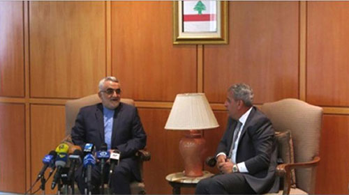 El diputado iraní Alaeddin Boroujerdi con el parlamentario libanés Ali Bazzi